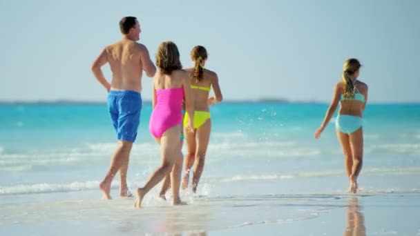 Famille caucasienne profiter de vacances sur la plage — Video