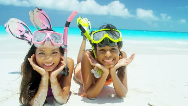 Chicas multiétnicas haciendo snorkel — Vídeo de stock