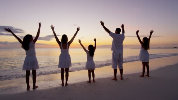Rodzina kaukaski korzystających wakacje na plaży o zachodzie słońca — Wideo stockowe