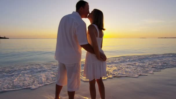 Kaukasisches Paar am tropischen Strand bei Sonnenuntergang — Stockvideo