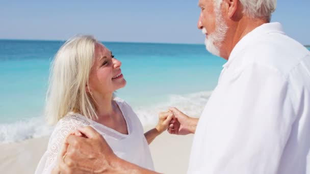 Senior paar dansen op een tropisch strand — Stockvideo