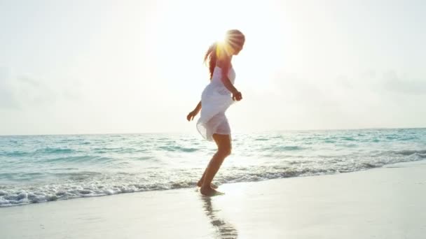 Chica china en vestido blanco bailando en la playa — Vídeos de Stock