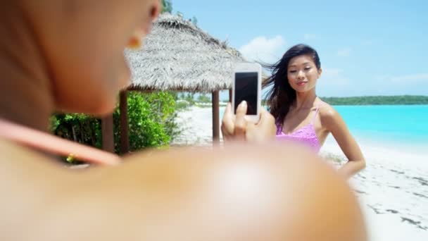 Multi novias étnicas divirtiéndose en la playa — Vídeos de Stock