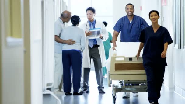 Personnel médical travaillant dans un centre médical — Video