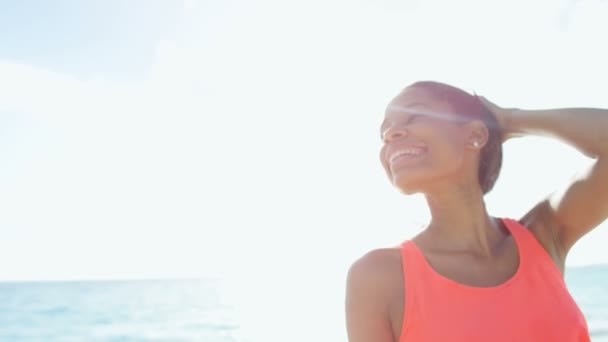 Chica afroamericana disfrutando de vacaciones en la playa — Vídeo de stock