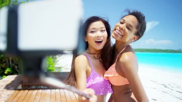 多族裔女朋友在海滩上玩耍 — 图库视频影像