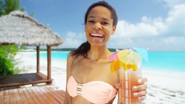 Chica afroamericana con cóctel en la playa — Vídeos de Stock