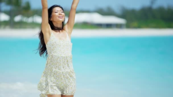 Ragazza cinese a piedi nudi camminando sulla spiaggia — Video Stock