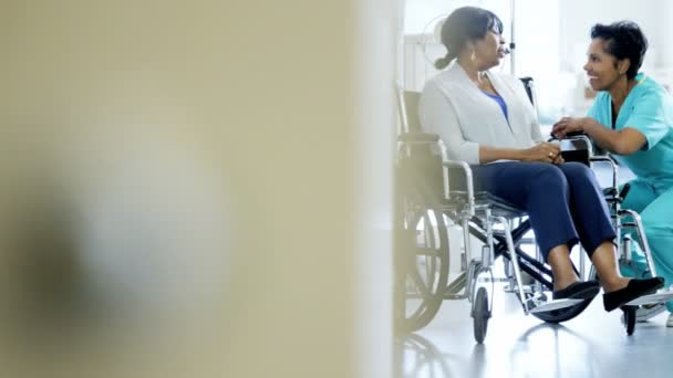 Enfermera y paciente en silla de ruedas en el hospital — Vídeo de stock