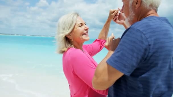 Casal sênior dançando em uma praia tropical — Vídeo de Stock
