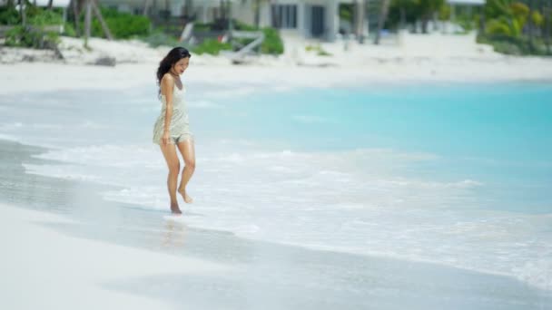 Menina chinesa descalça andando na praia — Vídeo de Stock