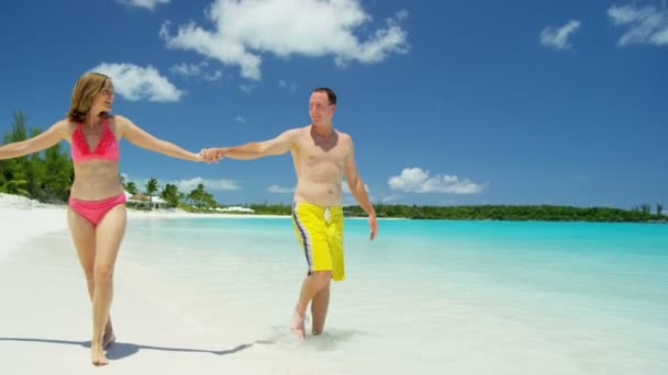 Διακοπές απολαμβάνοντας το ουζάκι Καυκάσιος ζευγάρι στην παραλία — Αρχείο Βίντεο