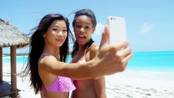 Multi etnické přítelkyně baví na pláži — Stock video