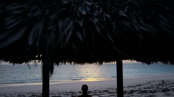 Chica joven practicando yoga en la playa — Vídeo de stock