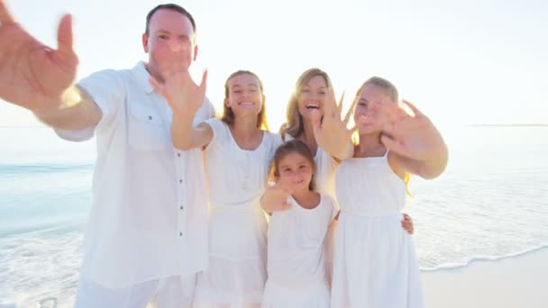 Famille caucasienne profiter des vacances à la plage au coucher du soleil — Video