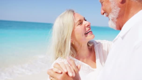 Пожилая пара танцует на тропическом пляже — стоковое видео