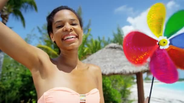 Chica afroamericana divirtiéndose en la playa — Vídeos de Stock