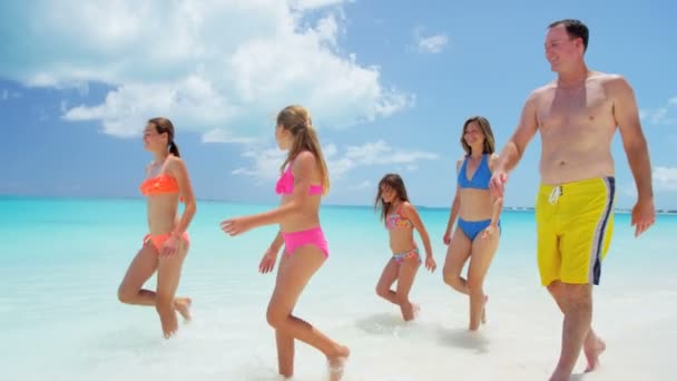 Familia caucásica disfrutando de vacaciones en la playa — Vídeo de stock
