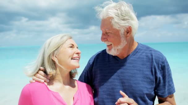 Senior paar genieten van vakantie op strand — Stockvideo