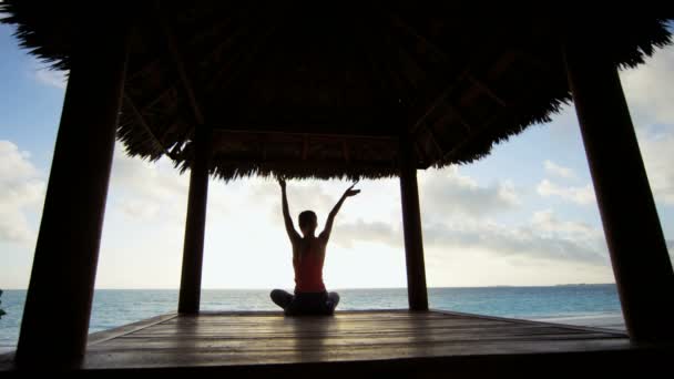 Молода дівчина практикує йогу на пляжі — стокове відео