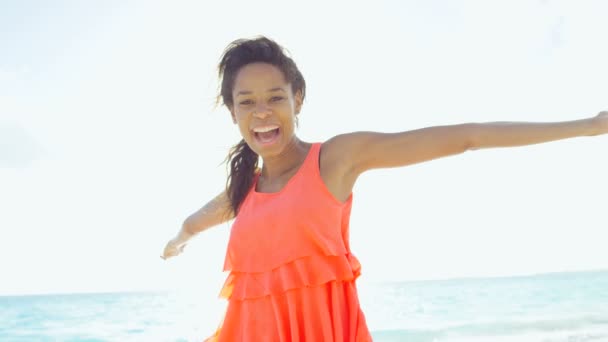 해변에서 휴가 즐기는 아프리카계 미국인 여자 — 비디오