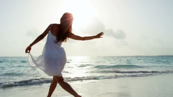 Chica china en vestido blanco bailando en la playa — Vídeo de stock