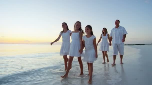 Família caucasiana desfrutando de férias na praia ao pôr do sol — Vídeo de Stock