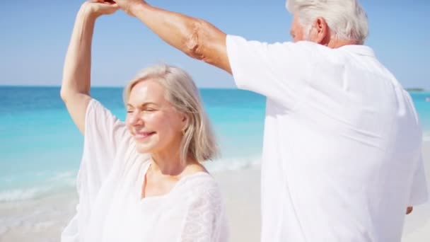 Senior paar dansen op een tropisch strand — Stockvideo