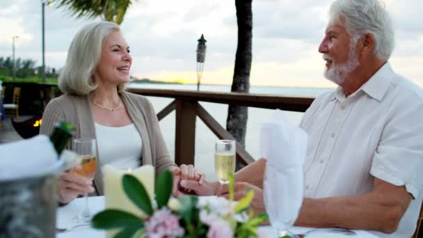 Pareja mayor teniendo una cena romántica — Vídeos de Stock