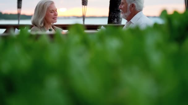 Starší pár, s romantickou večeři — Stock video