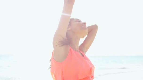 Afro-américaine fille profiter de vacances sur la plage — Video