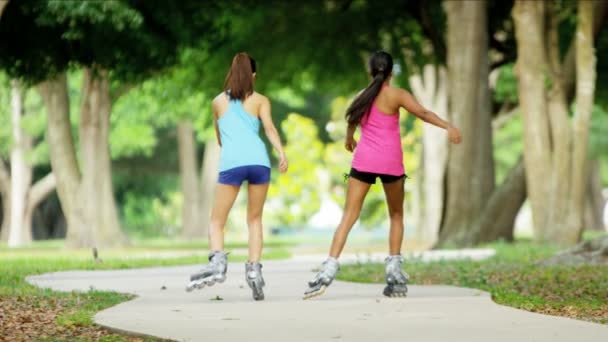 Mujeres multiétnicas patinaje sobre ruedas en el parque — Vídeo de stock