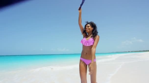 African American girl plezier op het strand — Stockvideo