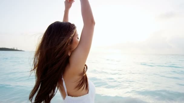 Menina chinesa asiática ao pôr do sol na praia — Vídeo de Stock