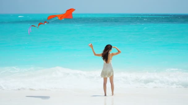 Ragazza asiatica che gioca con aquilone rosso sulla spiaggia — Video Stock