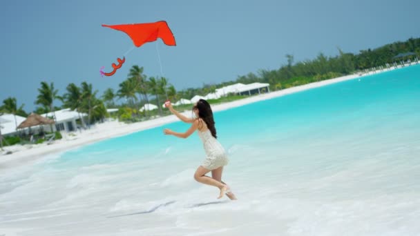 アジアの女の子がビーチで赤の凧で遊んで — ストック動画