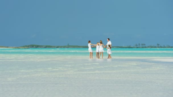 Kaukasiska familj njuta av strandsemester — Stockvideo