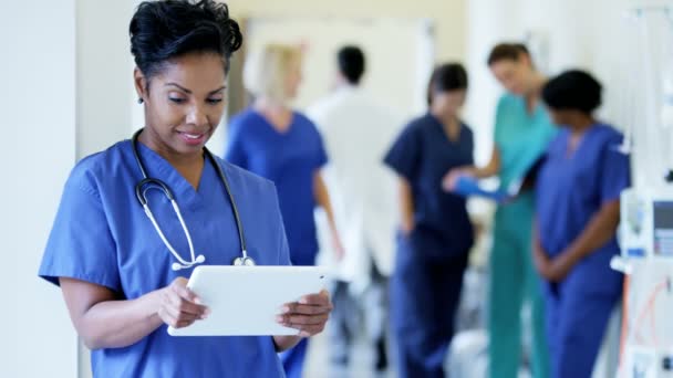 Enfermeira usando tablet no centro médico — Vídeo de Stock