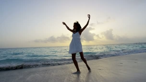 非洲裔美国女孩热带海滩上 — 图库视频影像