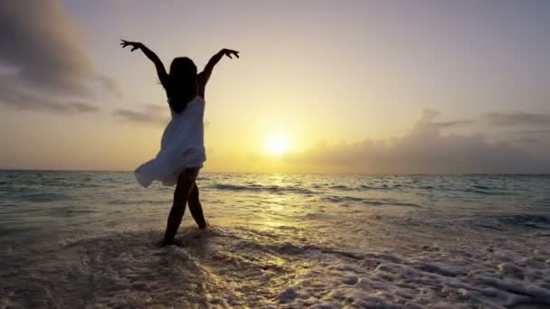 Fille chinoise dansant sur la plage au coucher du soleil — Video