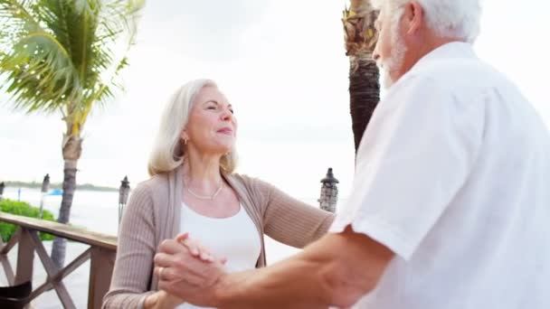 Kaukasische senior paar dansen bij zonsondergang — Stockvideo