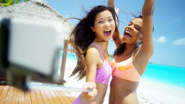 Multi ethnique copines avoir du plaisir sur la plage — Video