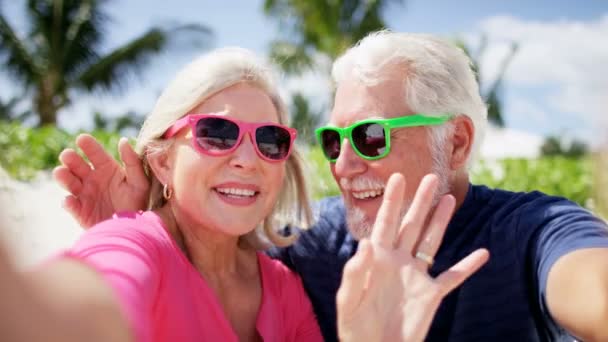 Senioren-Paar macht Selfie am Strand — Stockvideo