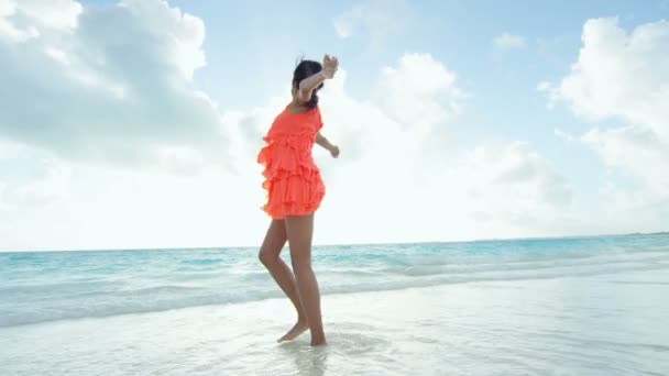 African American girl enjoying vacation on beach — Stock Video