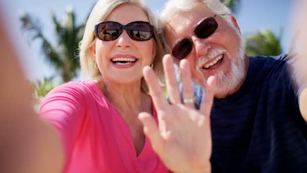 Senior paar nemen selfie op het strand — Stockvideo