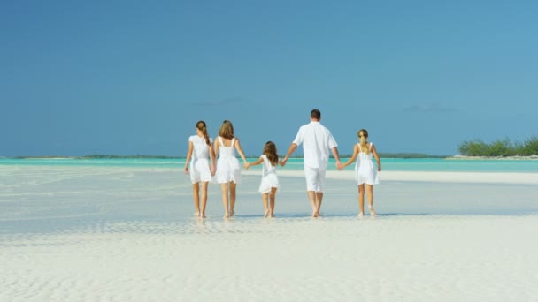 Família caucasiana desfrutando de férias na praia — Vídeo de Stock