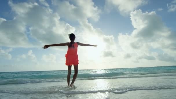 Афро-американських дівчина, насолоджуючись відпочинок на пляжі — стокове відео