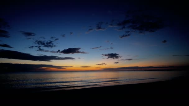 Sunrise kumlu plaj — Stok video