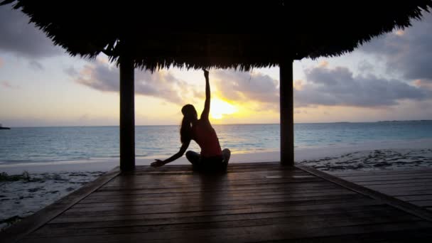 Chica joven practicando yoga en la playa — Vídeo de stock