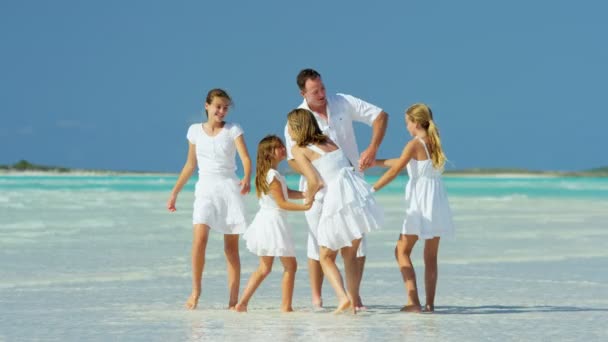 Familia caucásica disfrutando de vacaciones en la playa — Vídeos de Stock